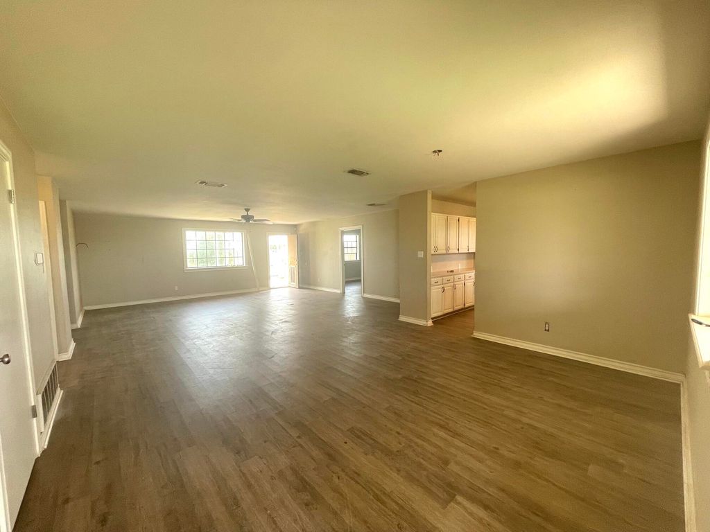 Image 3 of property listing at 2253 E Valley Drive, San Angelo, TX 76905