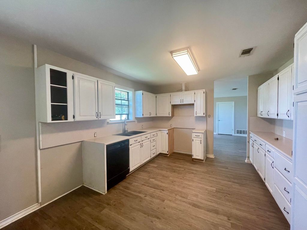 Image 4 of property listing at 2253 E Valley Drive, San Angelo, TX 76905