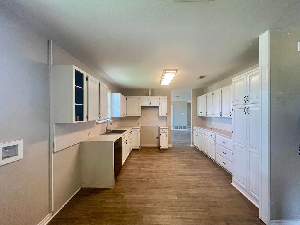 Image 5 of property listing at 2253 E Valley Drive, San Angelo, TX 76905