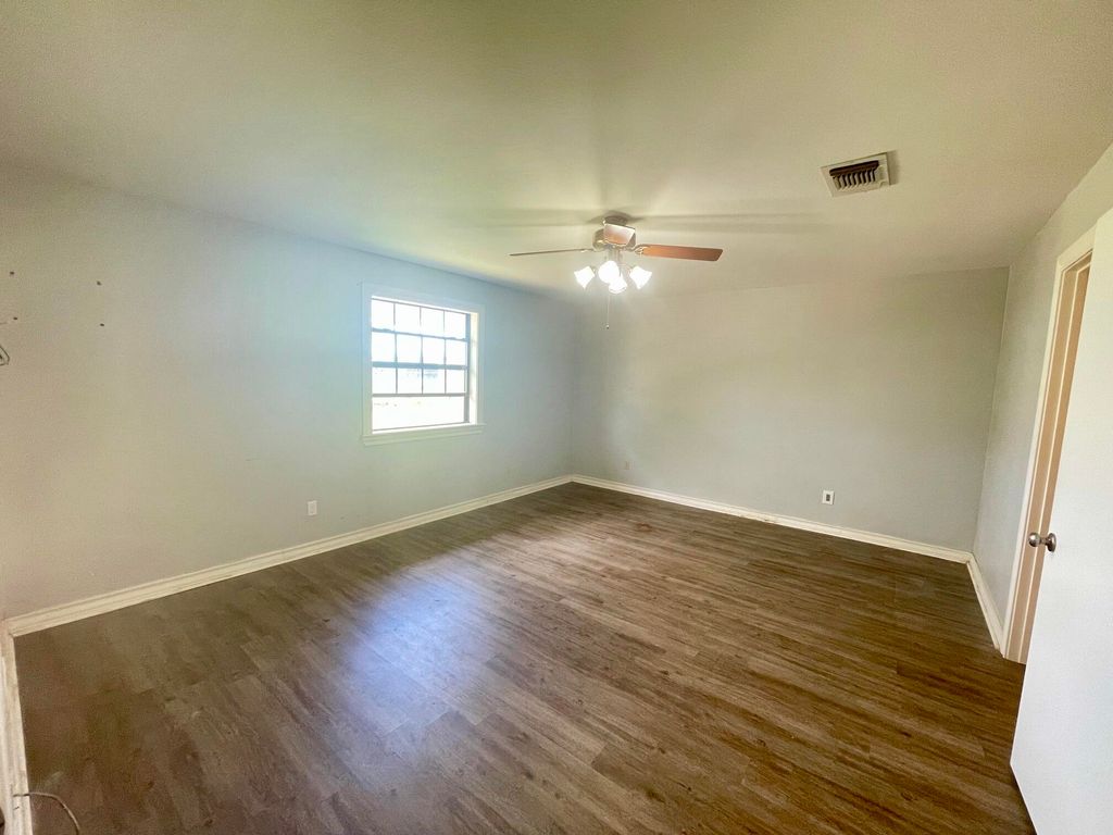 Image 6 of property listing at 2253 E Valley Drive, San Angelo, TX 76905