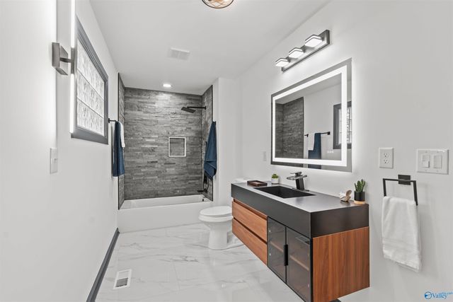 10001 SE Greenview Drive SE, Huntsville, AL 35803