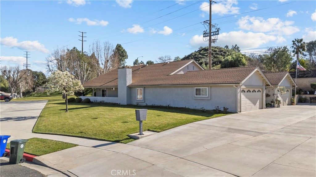 Image 1 of property listing at 19002 Avenue Of The Oaks, Newhall, CA 91321