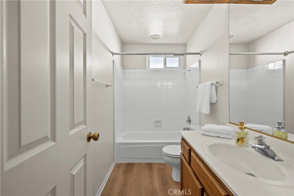 Image 13 of property listing at 19002 Avenue Of The Oaks, Newhall, CA 91321