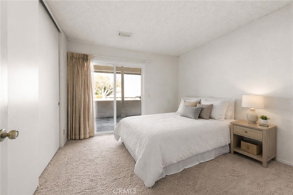 Image 14 of property listing at 19002 Avenue Of The Oaks, Newhall, CA 91321