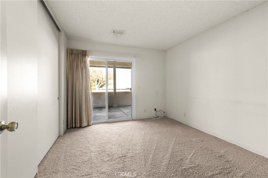 Image 15 of property listing at 19002 Avenue Of The Oaks, Newhall, CA 91321