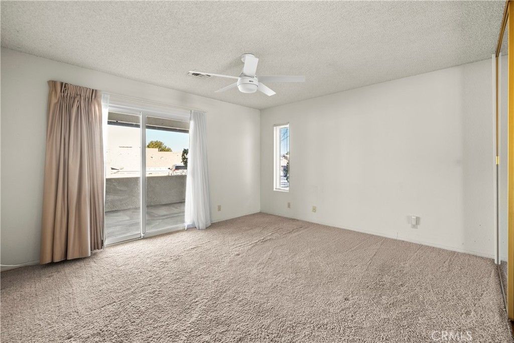 Image 17 of property listing at 19002 Avenue Of The Oaks, Newhall, CA 91321