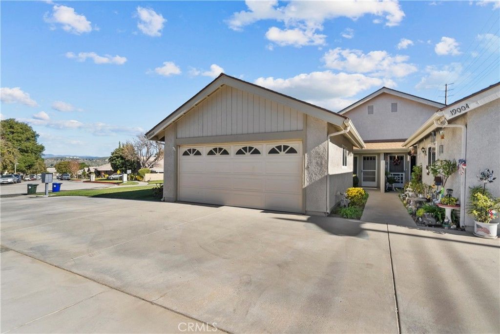 Image 2 of property listing at 19002 Avenue Of The Oaks, Newhall, CA 91321