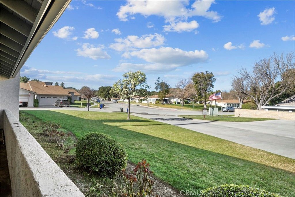 Image 25 of property listing at 19002 Avenue Of The Oaks, Newhall, CA 91321