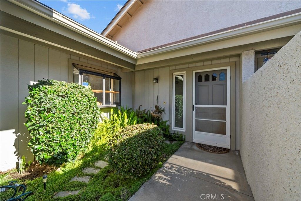 Image 3 of property listing at 19002 Avenue Of The Oaks, Newhall, CA 91321