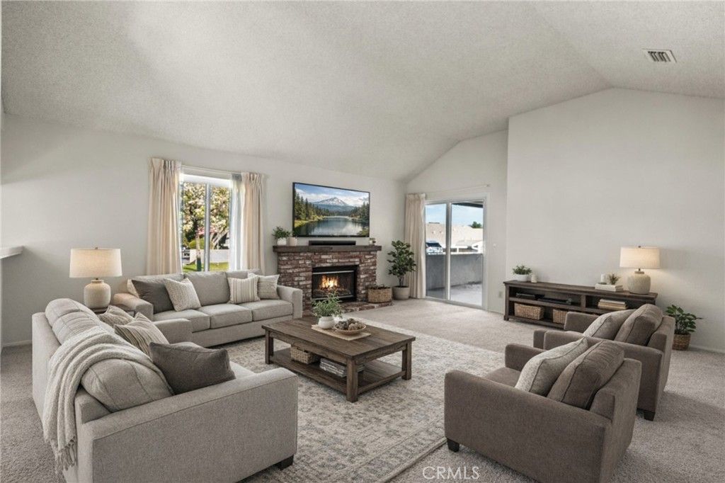 Image 5 of property listing at 19002 Avenue Of The Oaks, Newhall, CA 91321