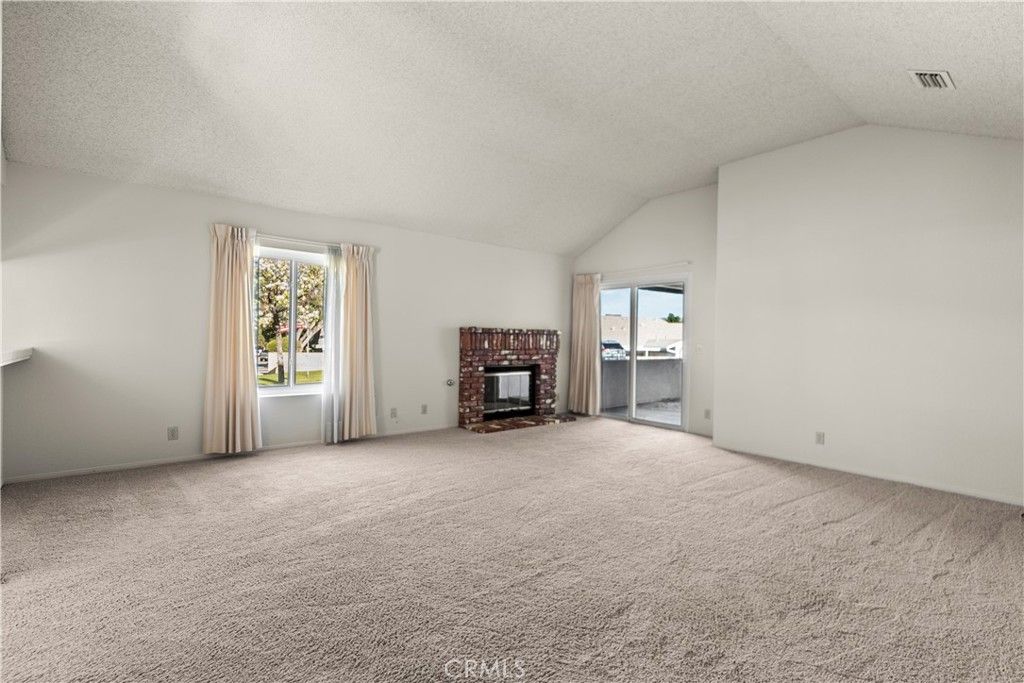 Image 6 of property listing at 19002 Avenue Of The Oaks, Newhall, CA 91321