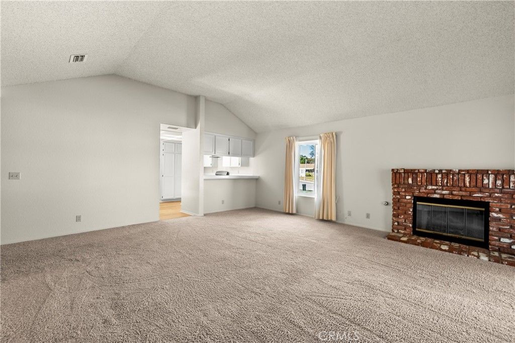 Image 7 of property listing at 19002 Avenue Of The Oaks, Newhall, CA 91321