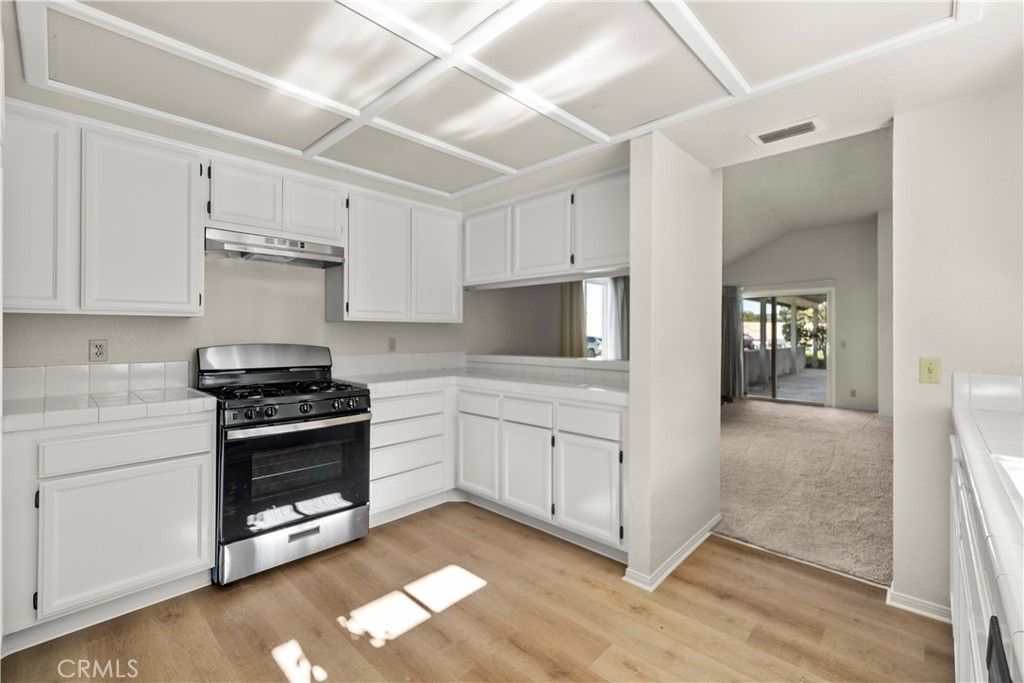 Image 8 of property listing at 19002 Avenue Of The Oaks, Newhall, CA 91321