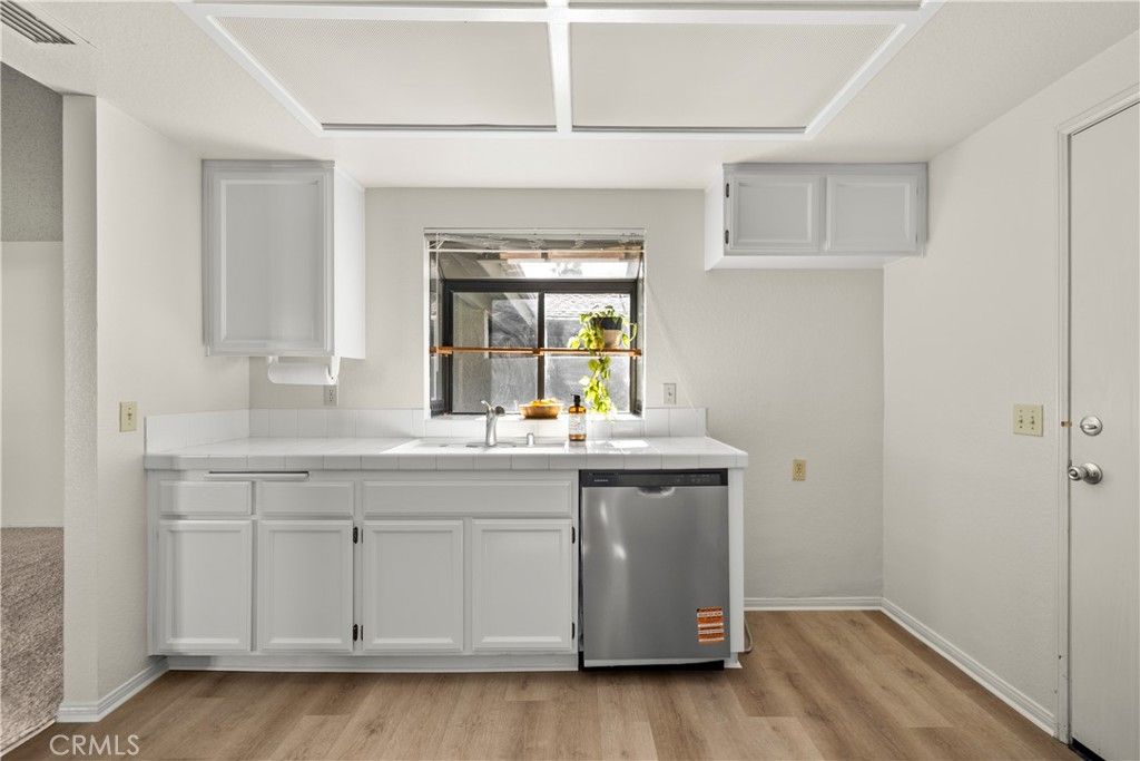 Image 9 of property listing at 19002 Avenue Of The Oaks, Newhall, CA 91321