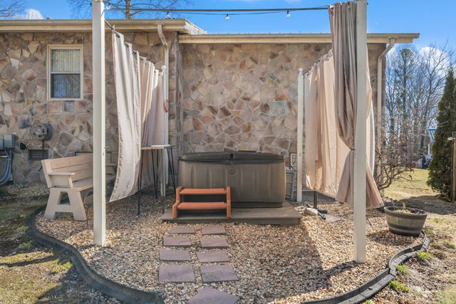 104 Brown Ln, Tracy City, TN 37387