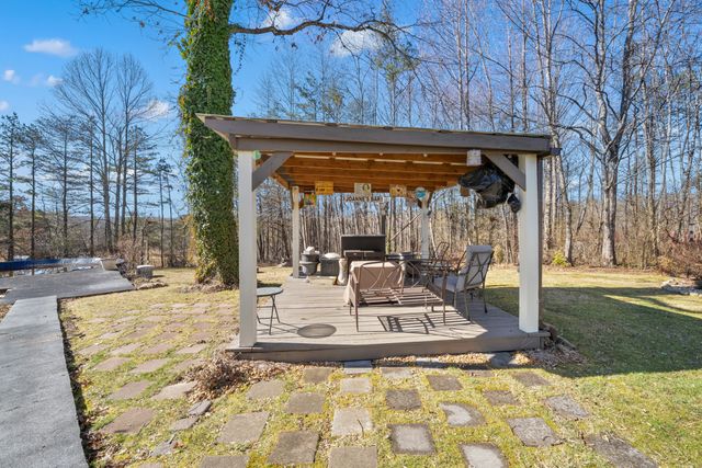 104 Brown Ln, Tracy City, TN 37387