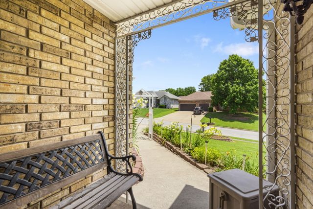 3045 South Palisades Drive, Springfield, MO 65807