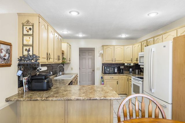 3045 South Palisades Drive, Springfield, MO 65807