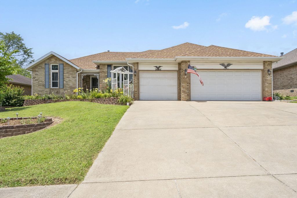 3045 South Palisades Drive, Springfield, MO 65807