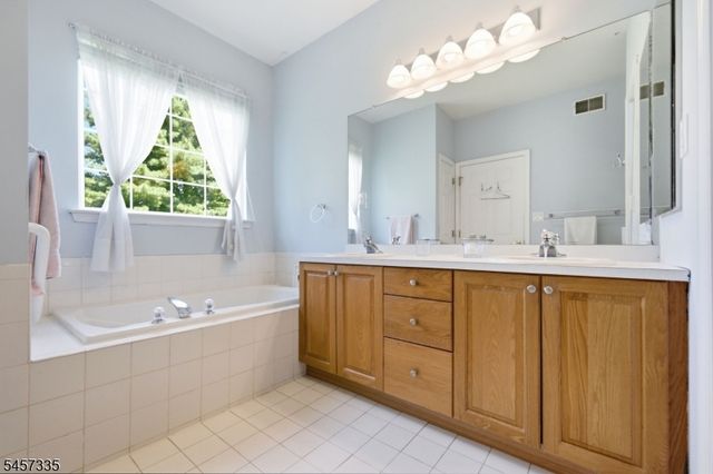 62 Kensington Cir, White Twp., NJ 07823