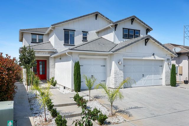 2833 N Armstrong Avenue, Fresno, CA 93727