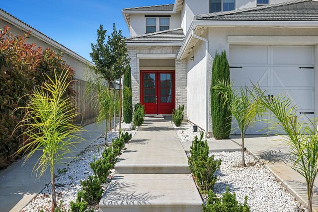 2833 N Armstrong Avenue, Fresno, CA 93727