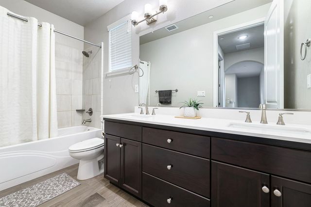 2833 N Armstrong Avenue, Fresno, CA 93727