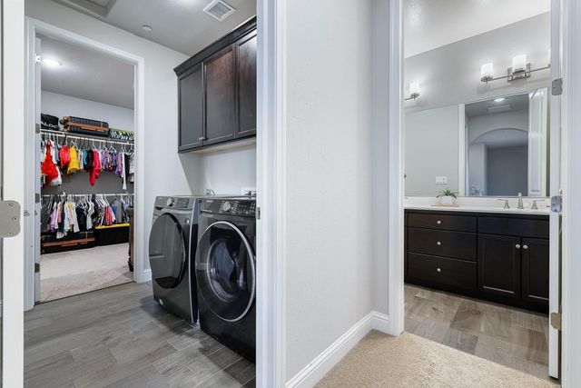 2833 N Armstrong Avenue, Fresno, CA 93727