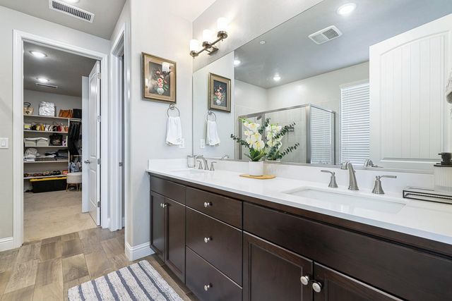 2833 N Armstrong Avenue, Fresno, CA 93727