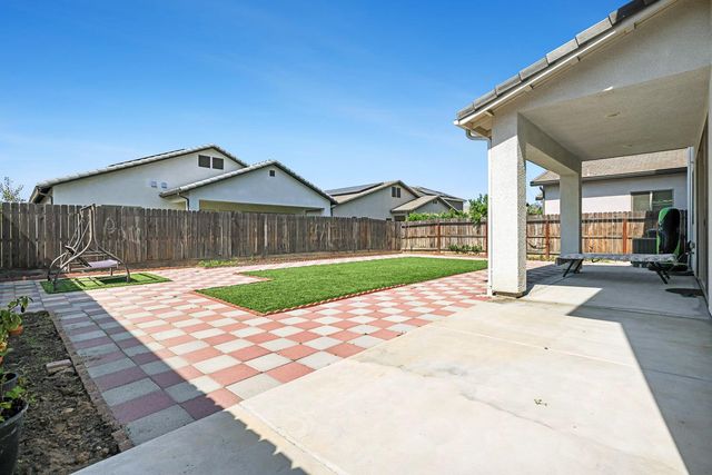 2833 N Armstrong Avenue, Fresno, CA 93727