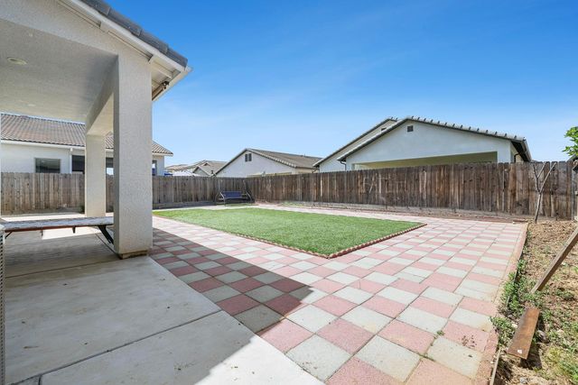 2833 N Armstrong Avenue, Fresno, CA 93727