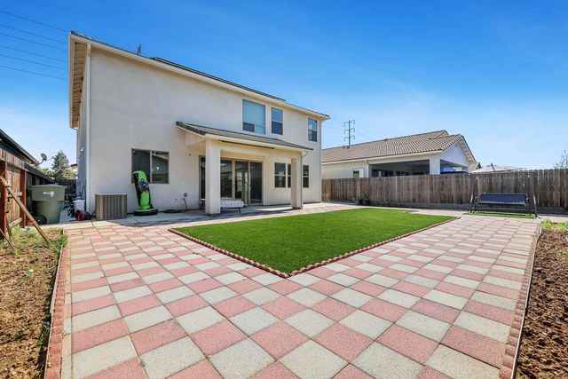 2833 N Armstrong Avenue, Fresno, CA 93727