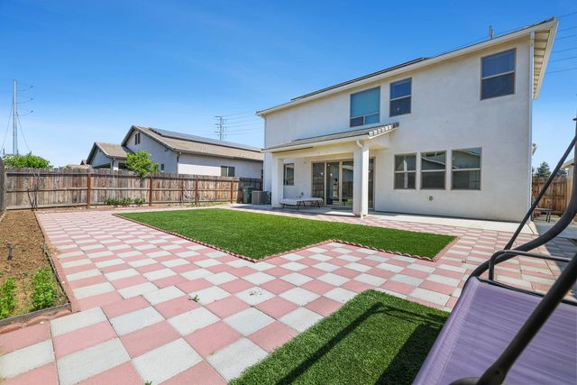 2833 N Armstrong Avenue, Fresno, CA 93727