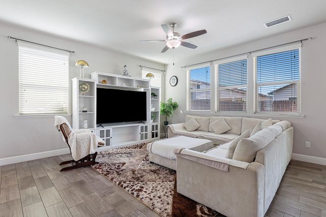 2833 N Armstrong Avenue, Fresno, CA 93727