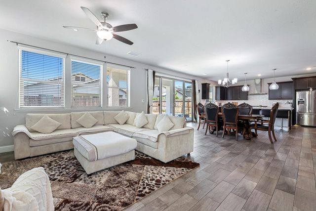 2833 N Armstrong Avenue, Fresno, CA 93727