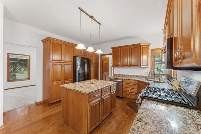 10129 Horseshoe Trail, Eden Prairie, MN 55347