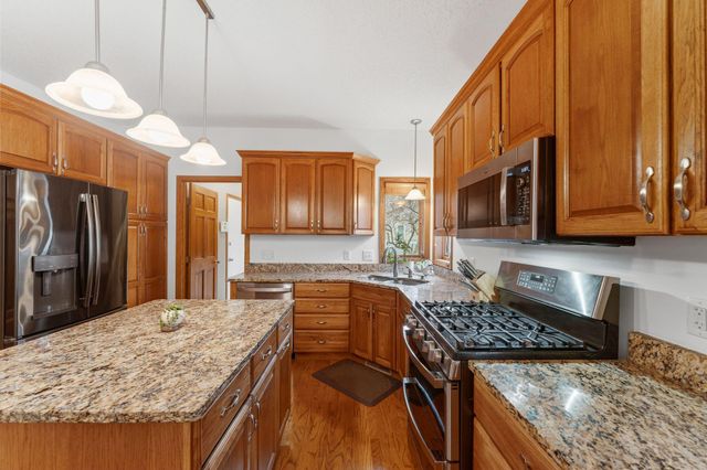 10129 Horseshoe Trail, Eden Prairie, MN 55347