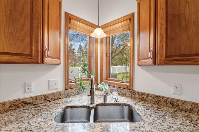 10129 Horseshoe Trail, Eden Prairie, MN 55347