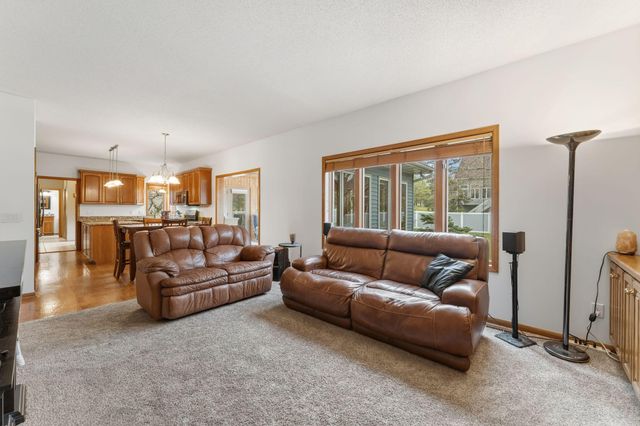 10129 Horseshoe Trail, Eden Prairie, MN 55347
