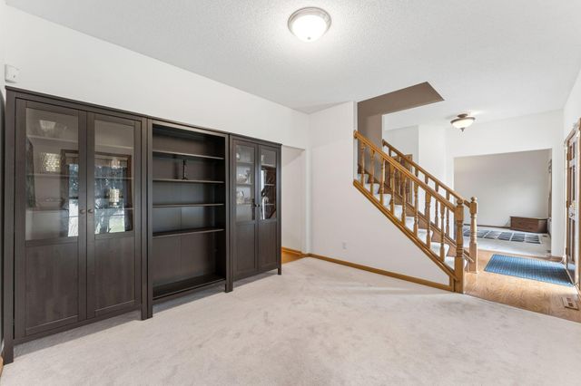 10129 Horseshoe Trail, Eden Prairie, MN 55347