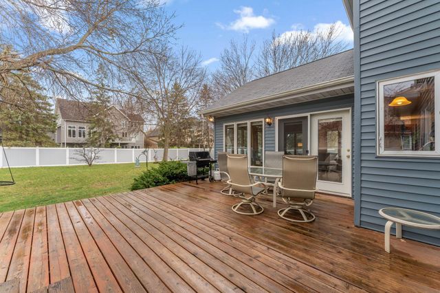 10129 Horseshoe Trail, Eden Prairie, MN 55347