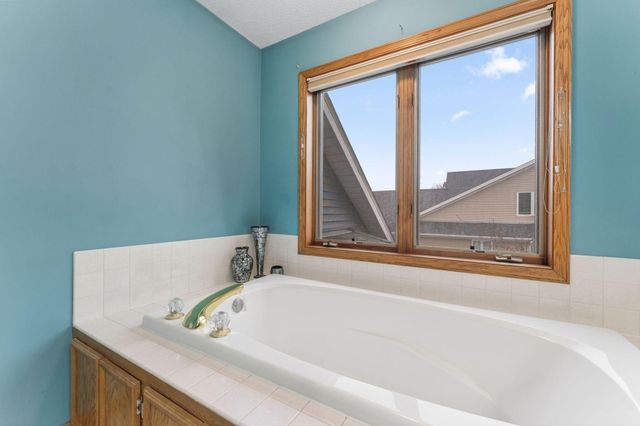 10129 Horseshoe Trail, Eden Prairie, MN 55347