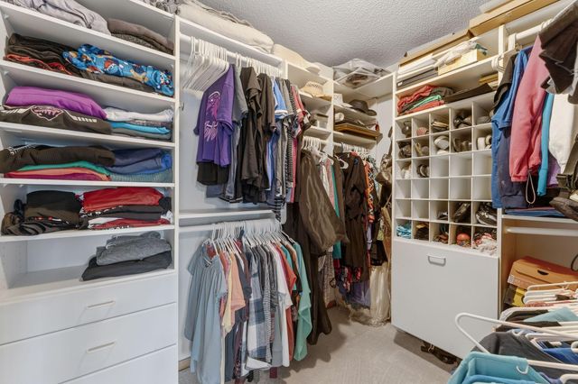 10129 Horseshoe Trail, Eden Prairie, MN 55347