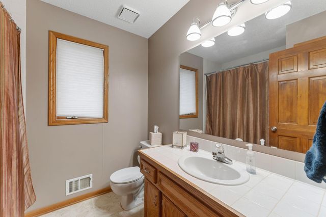 10129 Horseshoe Trail, Eden Prairie, MN 55347
