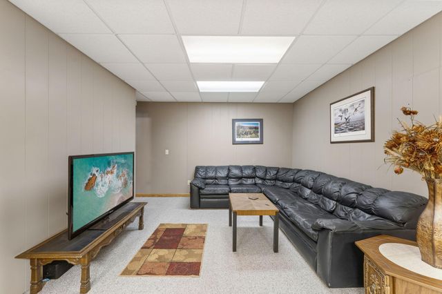 10129 Horseshoe Trail, Eden Prairie, MN 55347