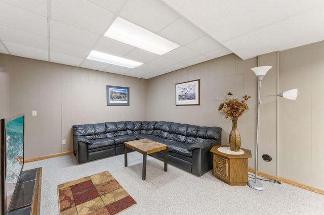 10129 Horseshoe Trail, Eden Prairie, MN 55347