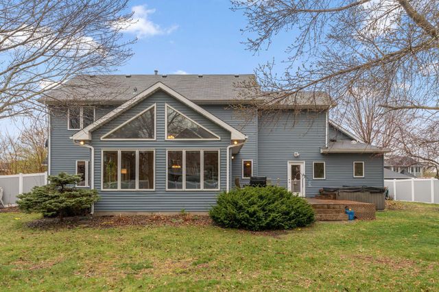 10129 Horseshoe Trail, Eden Prairie, MN 55347