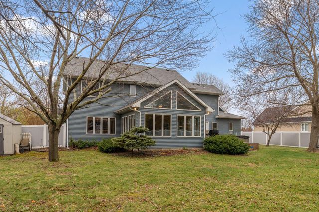 10129 Horseshoe Trail, Eden Prairie, MN 55347