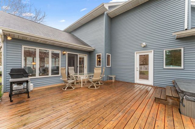 10129 Horseshoe Trail, Eden Prairie, MN 55347