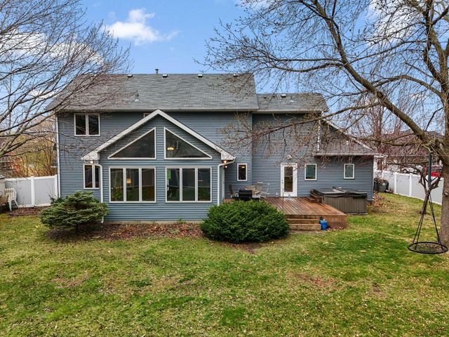 10129 Horseshoe Trail, Eden Prairie, MN 55347